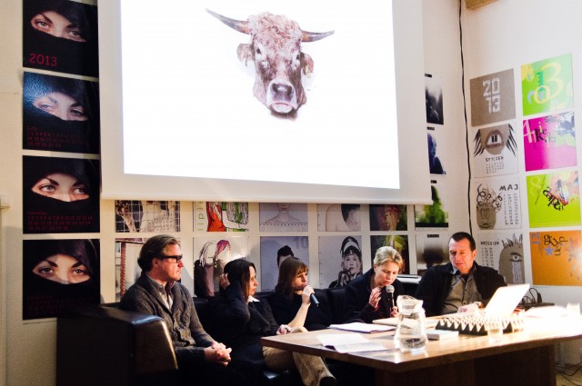 Fünf Personen sitzen auf einer Bühne vor einer Leinwand und reden über ihr Projekt.