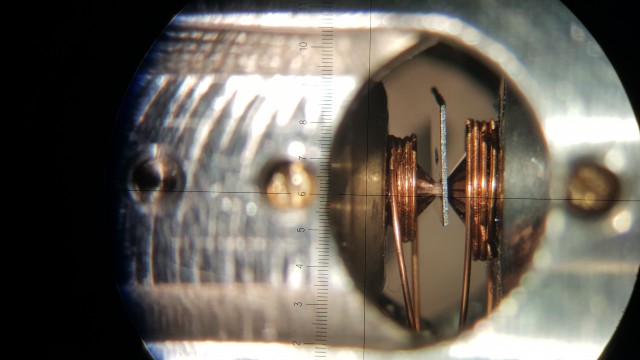 Das Foto zeigt das Innere einer Diamantstempelzelle für die NMR-Spektroskopie