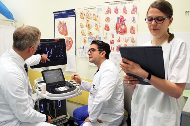 Ärzte besprechen ein Ultraschallbild